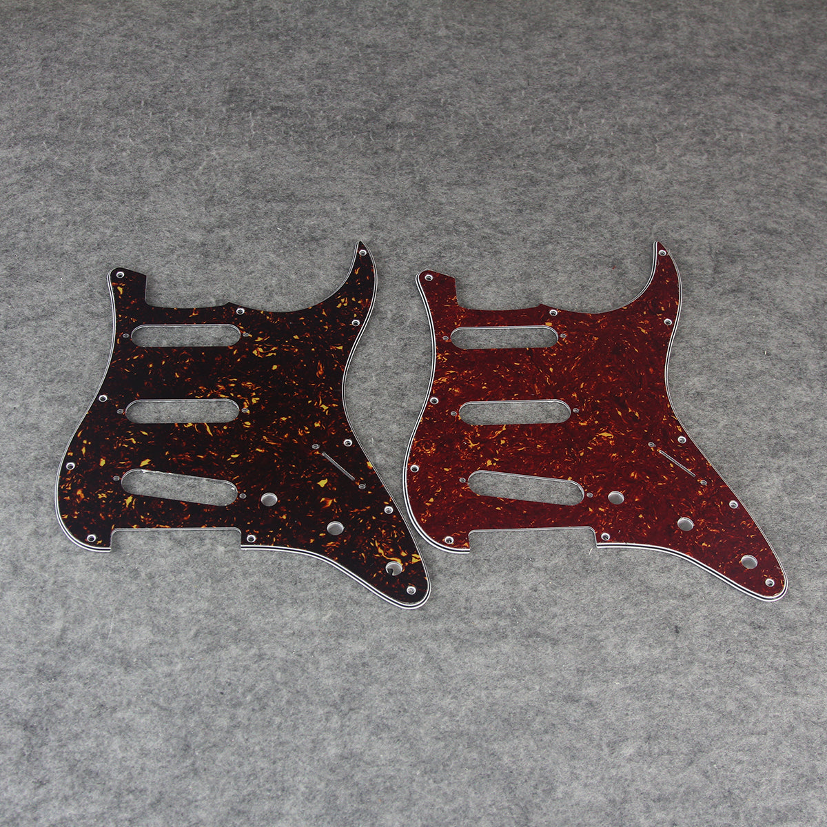 <transcy>FLEOR 3Ply PVC SSS Gitarren-Pickguard-Kratzplatte mit Schrauben für mexikanische/USA Standard 11-Loch Strat-Gitarre</transcy>