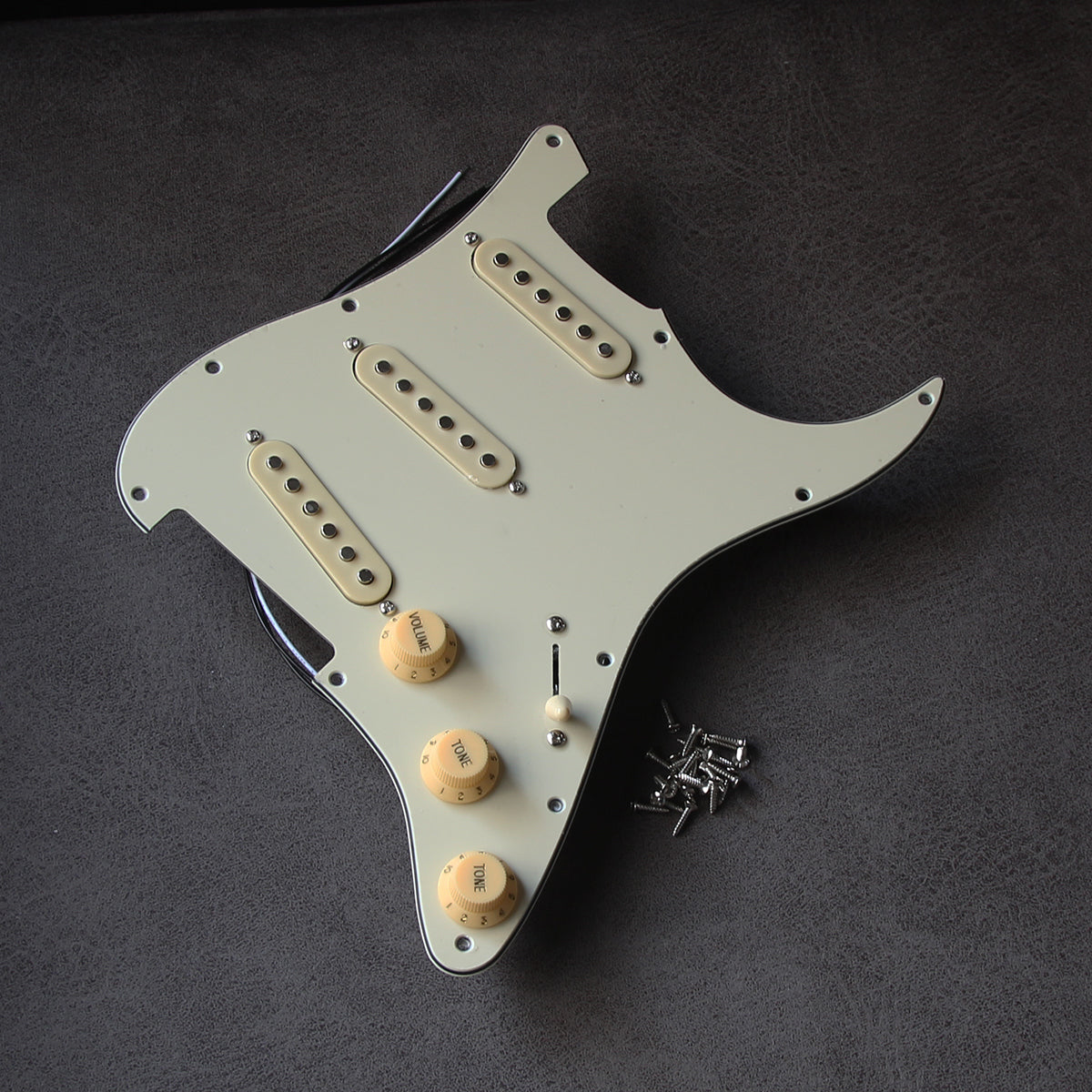 FLEOR Ceramic Prewired Strat Guitar Pickguard SSS Pickups| iknmusic