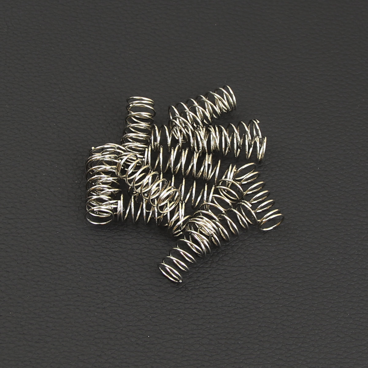 FLEOR 50pcs Guitarra Humbucker Pickup Springs Chrome 4.7x30mm para accesorios de guitarra