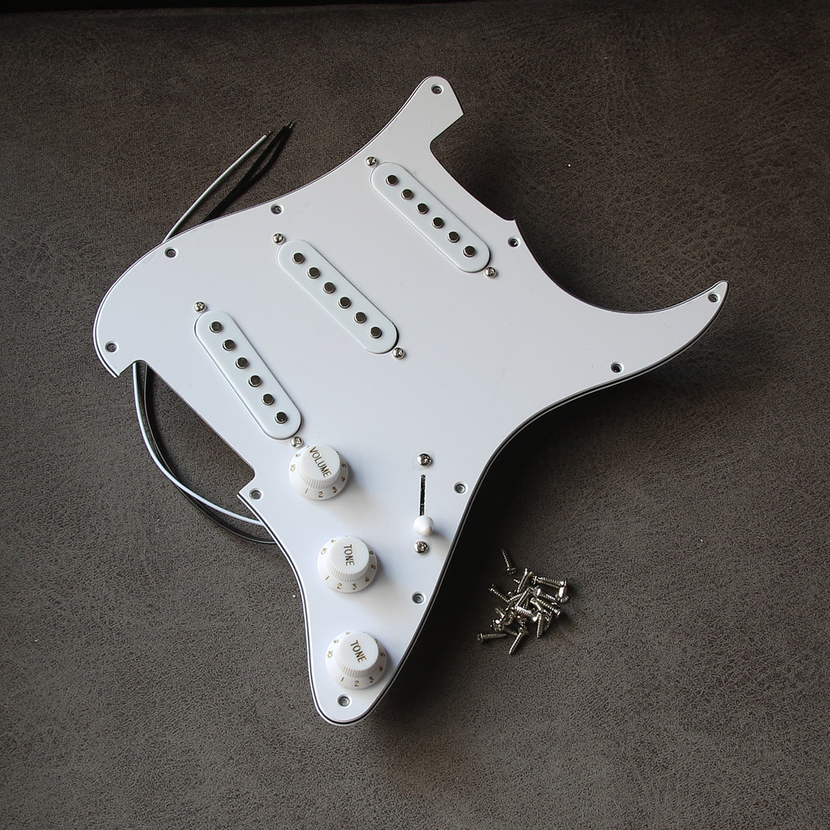 FLEOR Ceramic Prewired Strat Guitar Pickguard SSS Pickups| iknmusic
